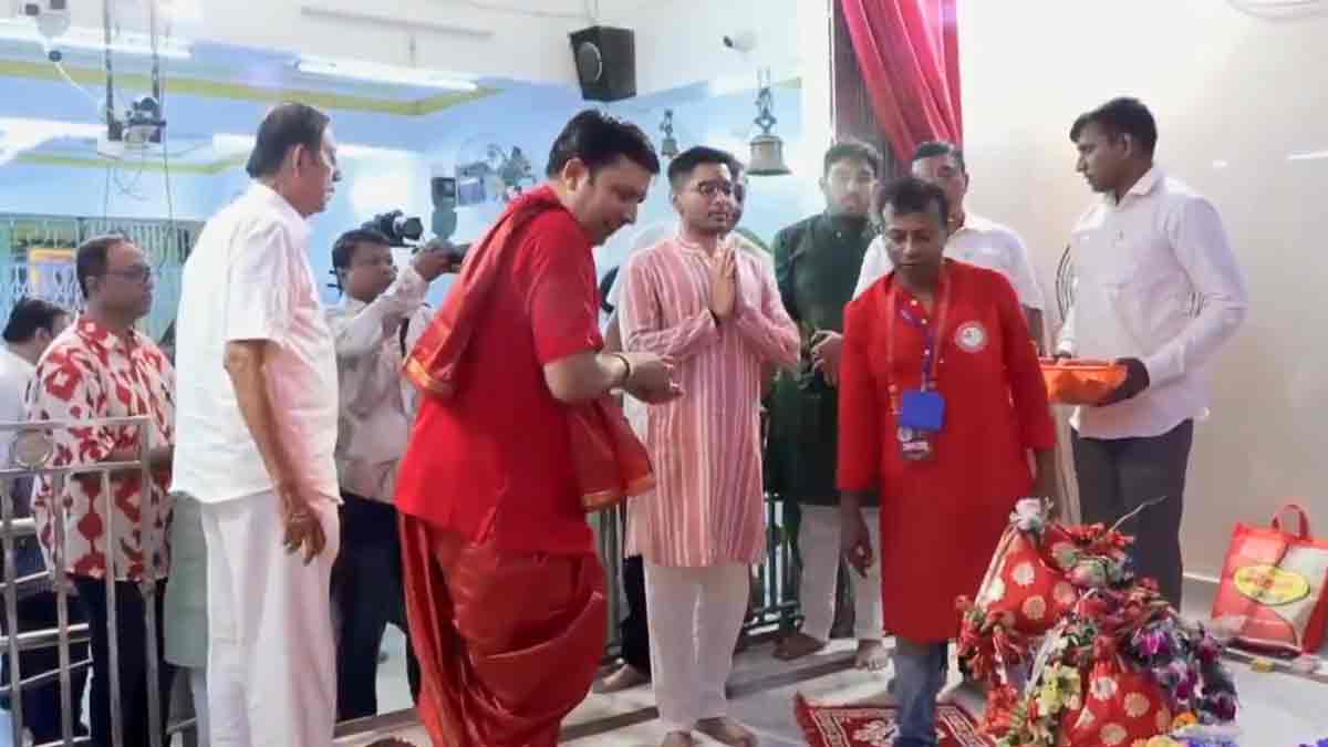 TMC leader Abhishek Banerjee visits Boro Maa temple in Naihati, prays for the health, well-being, and prosperity of the people of Bengal and India.