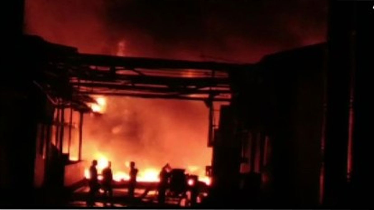 khardahas-dye-factory-consumed-by-fire-20-fire-engines-respond-quickly