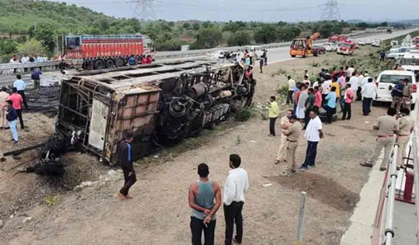 beed-farm-pond-protest-turns-violent-buses-damaged-six-injured