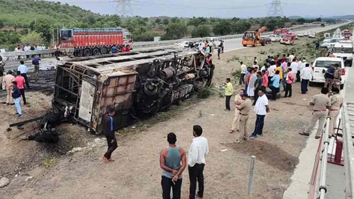 beed-farm-pond-protest-turns-violent-buses-damaged-six-injured