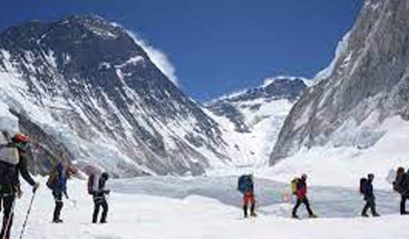 Everest Snowstorm Traps Hundreds of Hikers—Latest on Rescue Efforts