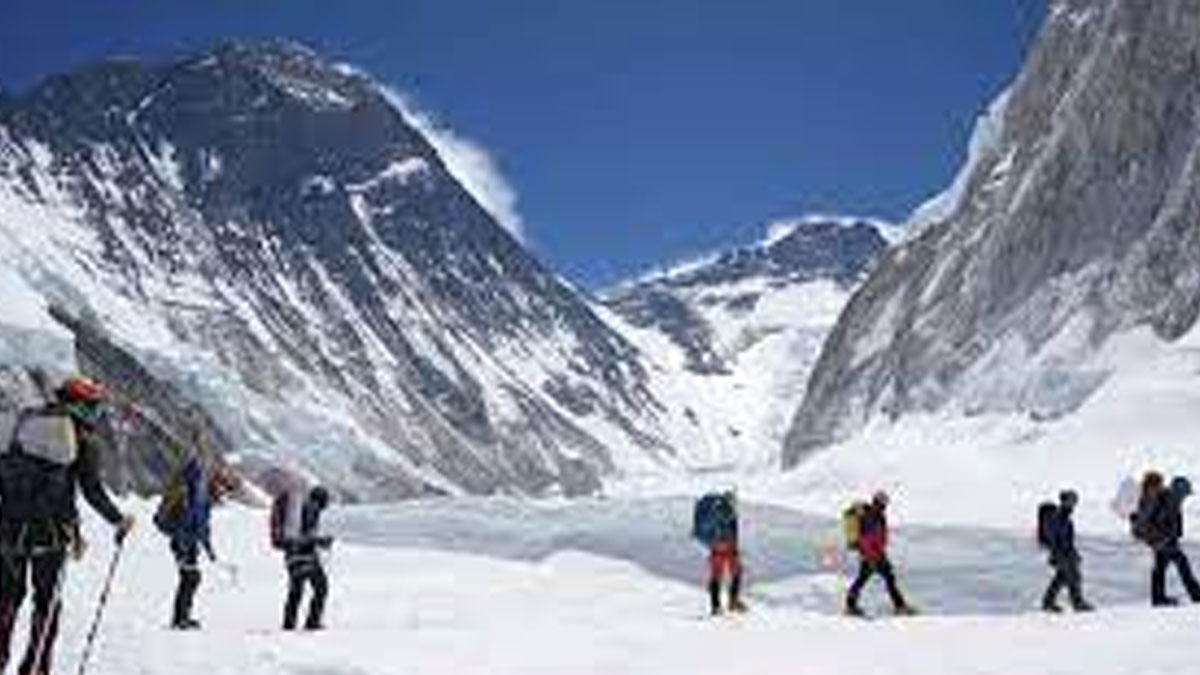 Everest Snowstorm Traps Hundreds of Hikers—Latest on Rescue Efforts