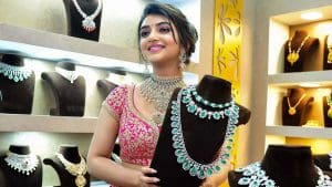 ধস নামল সোনার দামে, কলকাতায় কতটা সস্তা হলুদ ধাতু