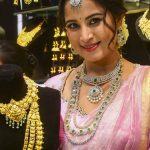 হঠাৎ সোনার দামে বড় পতন! ক্রেতাদের ভিড় দোকানে