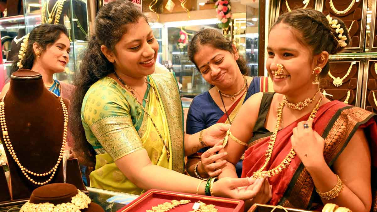 24-Carat Gold Price Jumps by 3,150 in a Day, Silver Drops 2,050 per Kg