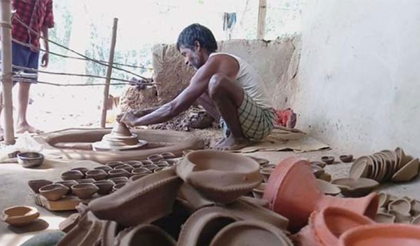 Electric Lights Take Over Market, Endangering Howrah’s Potter Livelihoods