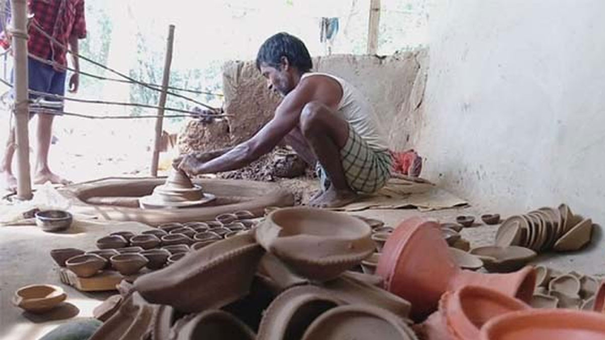 Electric Lights Take Over Market, Endangering Howrah’s Potter Livelihoods