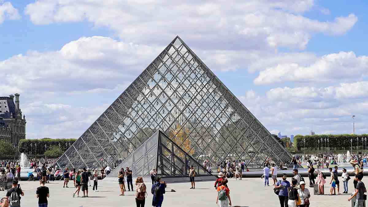 robbery-at-louvre-museum-paris-stolen-jewelry-2025