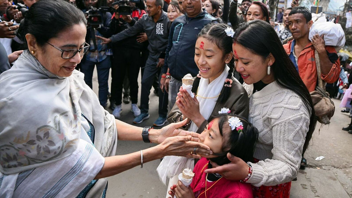 Mamata Banerjee Flood Visit