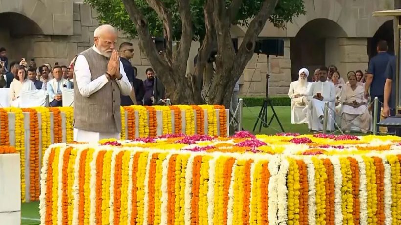 Modi pays tribute to Mahatma Gandhi