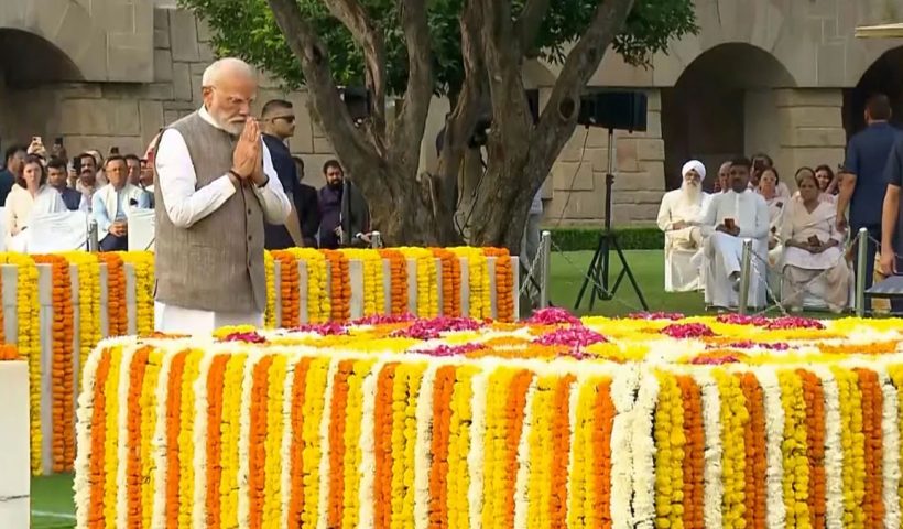 Modi pays tribute to Mahatma Gandhi