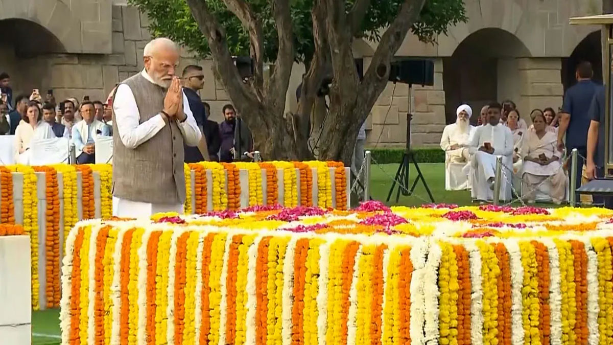 Modi pays tribute to Mahatma Gandhi