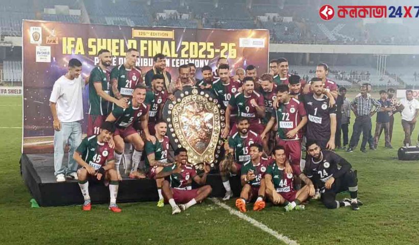 হাড্ডাহাড্ডি লড়াইয়ের শেষে এবার ডার্বির (Kolkata Derby) রঙ সবুজ-মেরুন। তবে শুধুমাত্র ডার্বি নয়। এবারের এই ঐতিহ্যবাহী আইএফএ শিল্ড ও চ্যাম্পিয়ন হল মোহনবাগান (Mohun Bagan) সুপার জায়ান্ট। দীপাবলির আগে এক কথায় যা বিরাট বড় পাওনা আপামর বাগান জনতার কাছে।