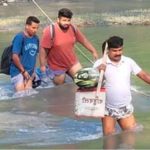 নদীর সাঁকো ভেঙে যোগাযোগ বন্ধ, সাঁকো সংস্কারের দাবি
