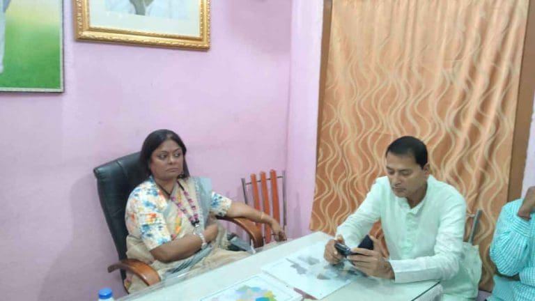 ব্লক সভাপতি বিতর্কে কেশপুরে মুখোমুখি রফিক-শিউলি