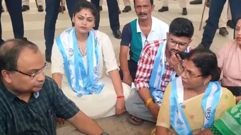 ত্রিপুরায় হুলস্থুল: কুণাল-সায়নীদের আটকাল পুলিশ, ধর্নায় বসল তৃণমূল প্রতিনিধি দল 1 TMC Tripura Airport Protest