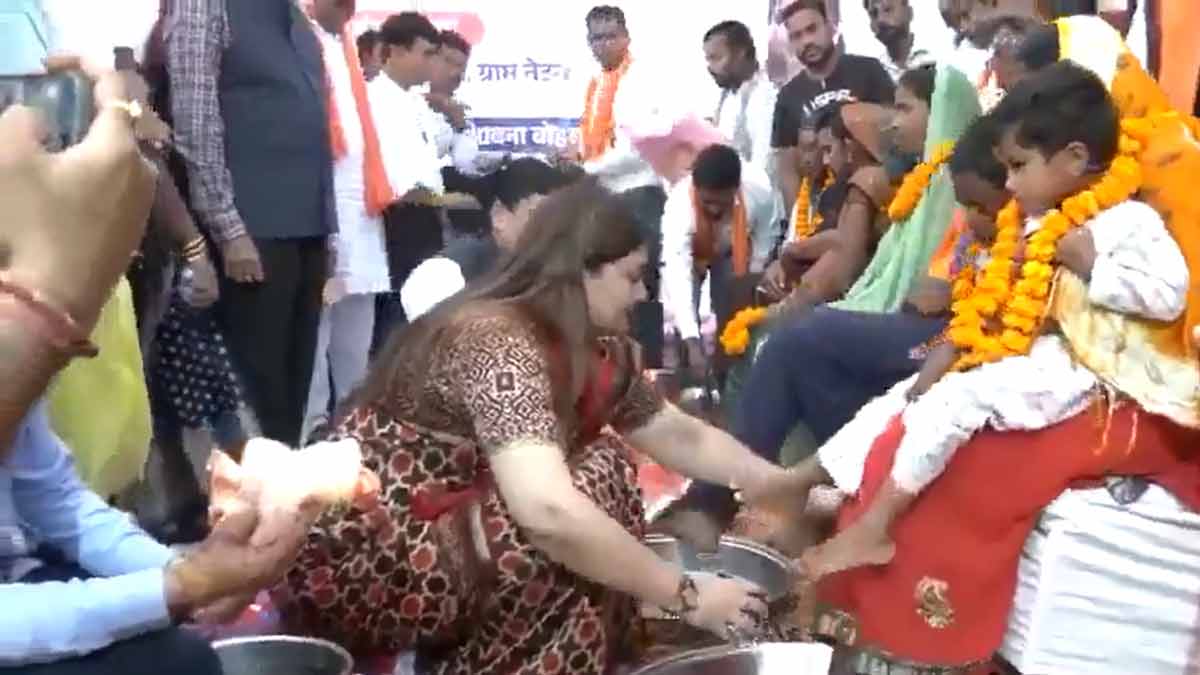 rajasthan-tribals-return-sanatan-dharma-bhawna-bohra-washes-feet