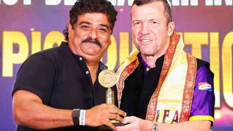 বর্ষসেরা কোচের সম্মানে সম্মানিত হয়ে আবেগপ্রবণ বিনো 2 bino-george-coach-of-the-year-award-lothar-matthaus-ifa