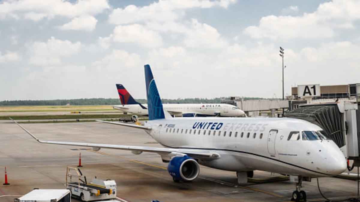 FAA issues ground stop at Reagan Washington National Airport due to bomb threat on United Airlines flight from Houston. Over 190 flights delayed; operations resume after passenger evacuation and checks on Nov 4, 2025.