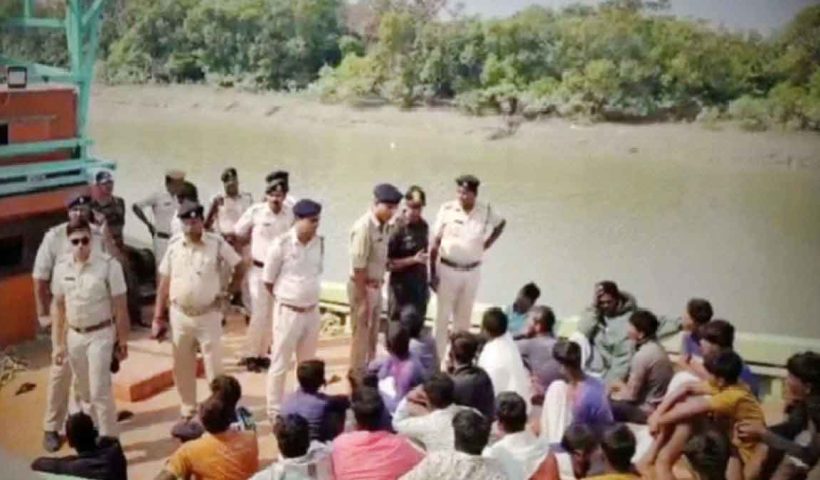 বাংলাদেশি ট্রলারসহ গ্রেফতার ২৯ মৎস্যজীবী