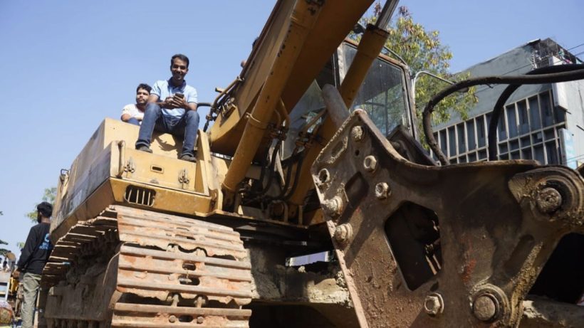 রায়দানের আগেই ধানমণ্ডি ৩২-এ বুলডোজারের মিছিল: তীব্র উত্তেজনা ঢাকায় 9 Dhanmondi 32 Bulldozer Protest