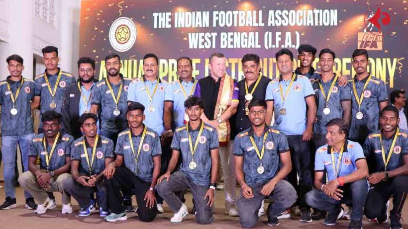 জার্মান কিংবদন্তির থেকে পুরস্কার গ্রহণ লাল-হলুদ ফুটবলারদের 18 east-bengal-ifa-annual-awards-2025-kolkata
