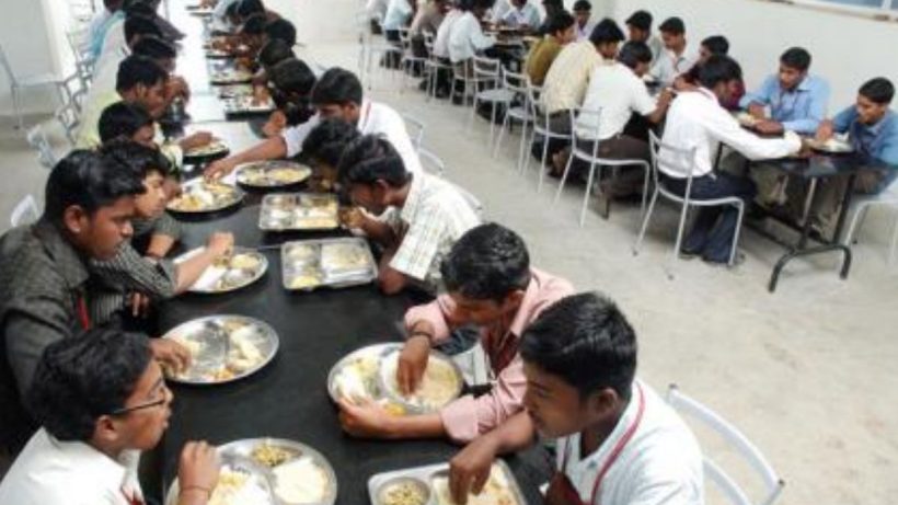 হোস্টেলের খাবার খেয়ে অসুস্থ, হাসপাতালে ভর্তি প্রায় ৫০!