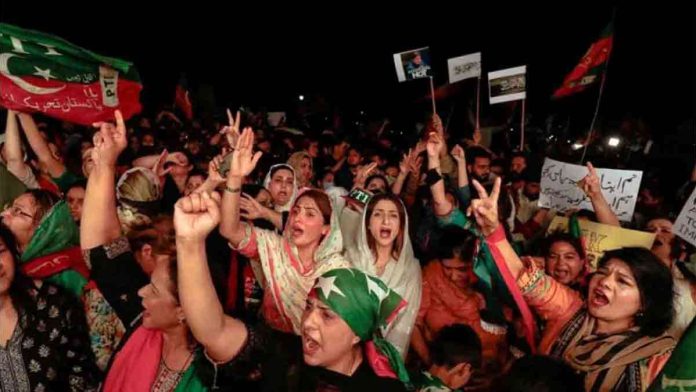 islamabad-azaadi-slogan-protest-pti-supporters-police-clash
