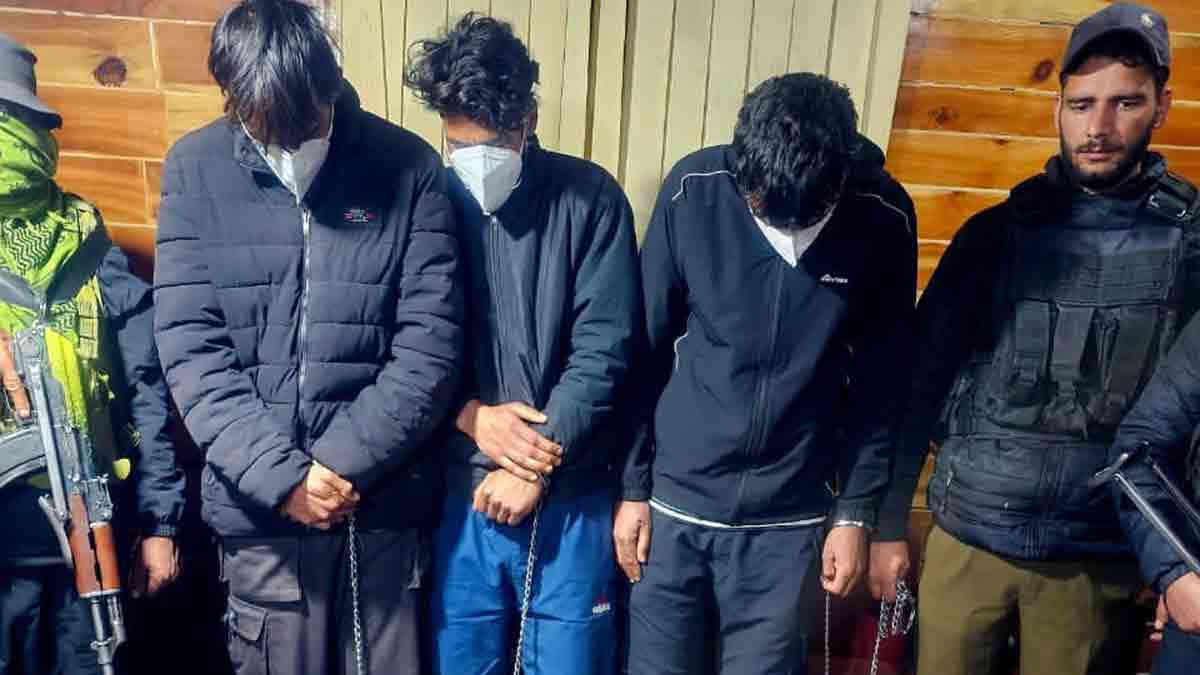 অনন্তনাগে ভুয়ো অস্ত্র নিয়ে আতঙ্ক ছড়ানোর অভিযোগে তিন যুবক আটক 1 kokernag-youth-held-with-fake-weapons-intimidation-case-anantnag-police