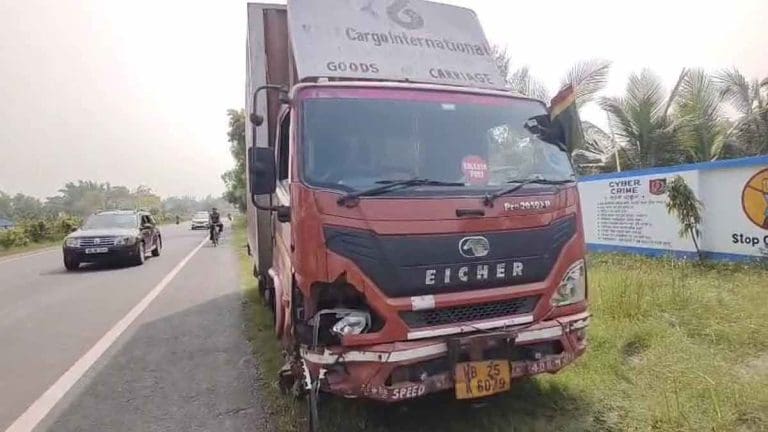 চায়ের দোকানে লরি ঢুকে মৃত এক, আহত ৩ চায়ের দোকানে লরি ঢুকে মৃত এক, আহত ৩