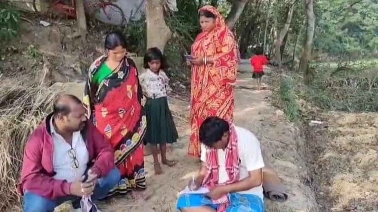মাঠে চাষ করতে করতে ফর্ম ফিলাপ, বিতর্কে বিধায়ক