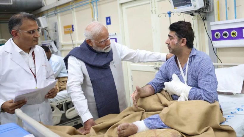 ভুটান থেকে ফিরে দিল্লি বিস্ফোরণে আহতদের সঙ্গে দেখা করলেন প্রধানমন্ত্রী 2 ভুটান থেকে ফিরে দিল্লি বিস্ফোরণে আহতদের সঙ্গে দেখা করলেন প্রধানমন্ত্রী