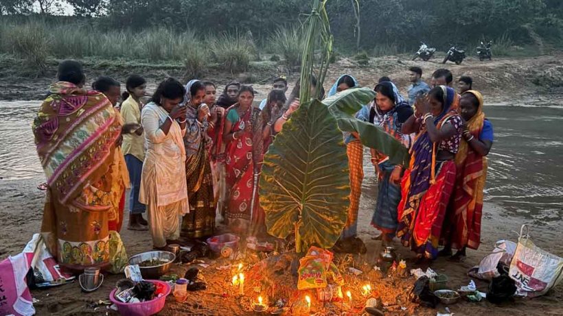 সুবর্ণরেখা তীরে সূর্যদেবকে নৌকা উৎসর্গ, রাসযাত্রায় অনন্য প্রথা ঝাড়গ্রামে