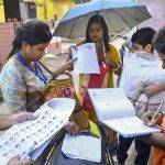 টাকার বিনিময়ে সরকারি নথি! SIR’-এর নামেই চলছে টাকার লুটপাট