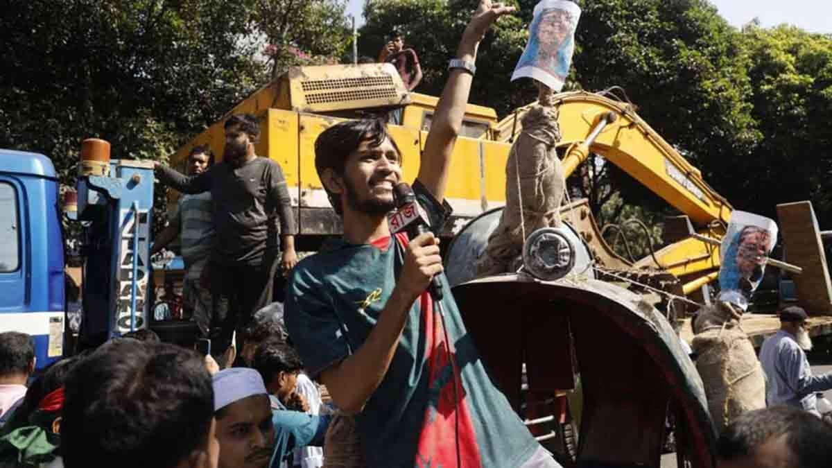 ফাঁসির আদেশ হতেই ৩২ নম্বরে এল বুলডোজার 1 dhanmondi-32-fictional-unrest-after-verdict