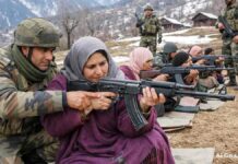 আত্মরক্ষার আগ্নেয়াস্ত্র! জম্মু-কাশ্মীরে মহিলাদের প্রশিক্ষণ সেনার Women in Jammu Kashmir VDG training with rifles during Indian Army self-defense program