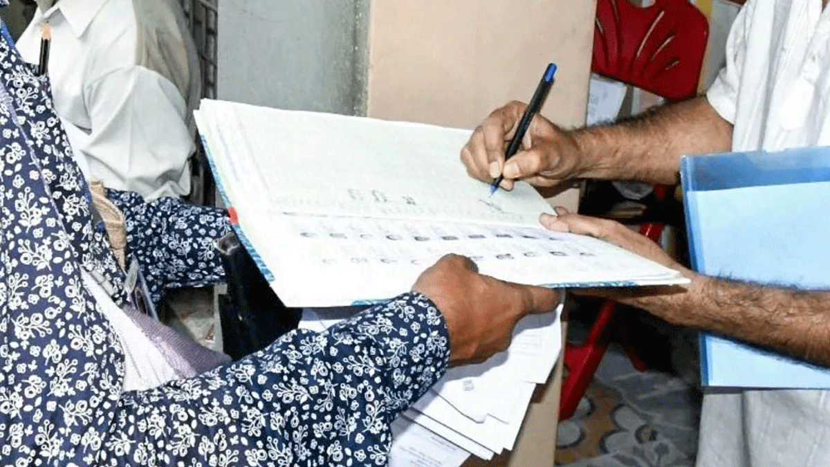 এসআইআর আতঙ্কে তৃণমূলের বিএলএ-র মৃত্যু, উত্তাল মালদহ BLO Visits State Home Secretary’s Residence Amid Speculation
