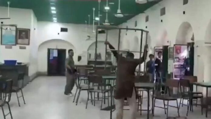 madhur-canteen-vandalism-dhaka-university