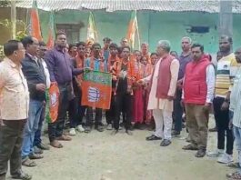 duars-falakata-30-families-join-bjp-tasati-tea-garden