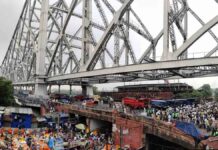 হাওড়া সদর বিজেপির প্রতিবাদে উত্তাল হাওড়া ব্রিজ howrah-bridge-bjp-protest-bangladesh-hindu-killing