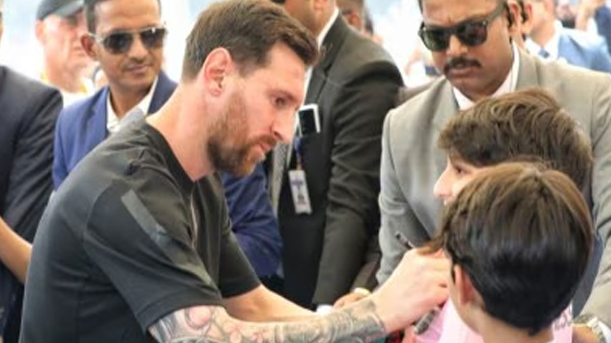 messi-pays-tribute-to-indian-football-fans-in-hyderabad