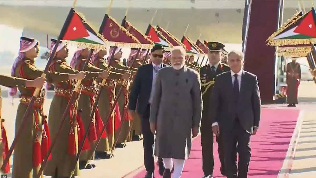 আম্মান বিমানবন্দরে গার্ড অফ অনারে ভূষিত মোদী modi-welcomed-at-amman-airport