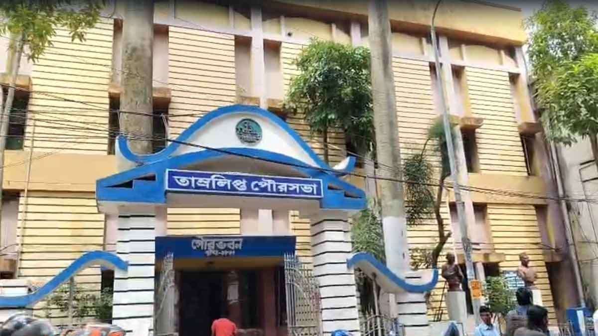 হাইকোর্টে অবৈধ চেয়ারম্যান, নির্দেশ অমান্য ঘিরে পরসভায় বিতর্ক