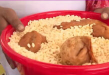 ssc-aspirants-symbolic-act-of-protest-with-snacks-in-hand