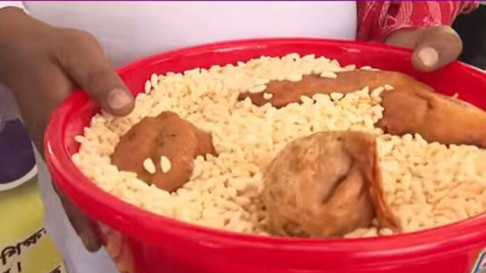 ssc-aspirants-symbolic-act-of-protest-with-snacks-in-hand