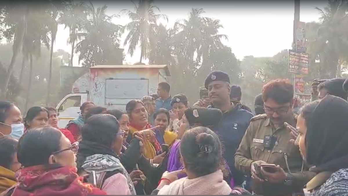 পুলিশের বাধায় কলকাতার উদ্দেশ্যে রওনা দিতে না পেরে বিক্ষোভ আশা কর্মীদের