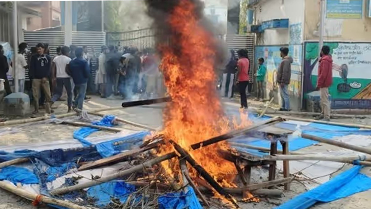 বেনজির তাণ্ডব, চাকুলিয়ায় SIR শুনানির বিক্ষোভে গান্ধীর মূর্তি ক্ষতিগ্রস্ত
