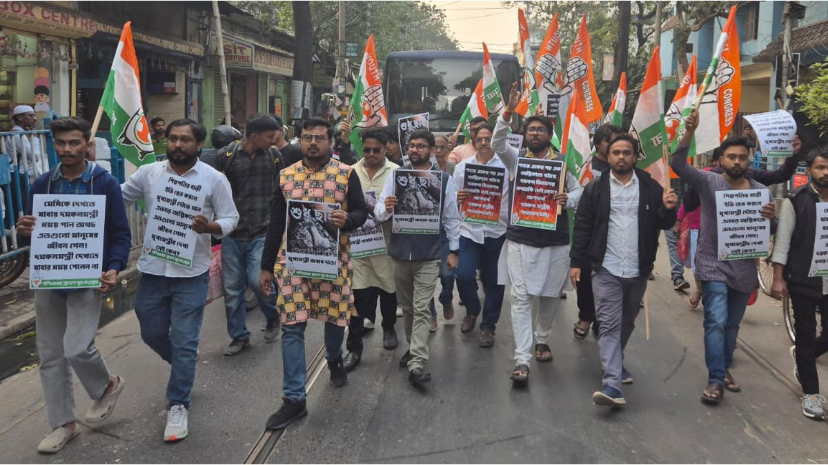 kolkata-sees-youth-congress-protest-over-alleged-failure-of-fire-services-minister
