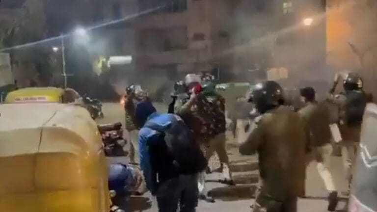 রণক্ষেত্র রাজধানী! মাঝরাতে মসজিদ চত্বরে পুলিশকে লক্ষ্য করে ইটবৃষ্টি old-delhi-midnight-violence-turkman