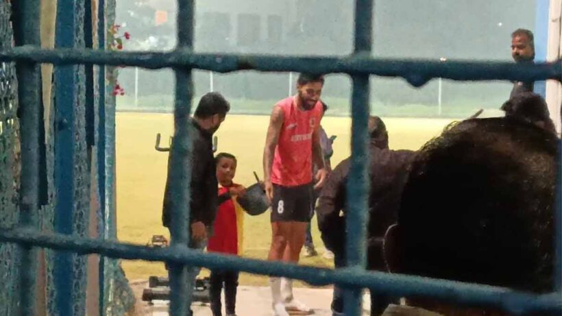 east-bengal-open-training-miguel-ferreira-meets-young-fan-rideep